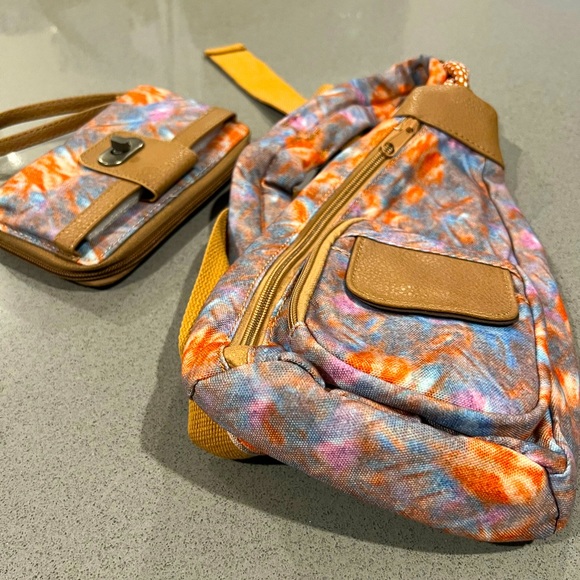 Vintage Style Cross-Body Bag With Matching Wristlet - Picture 14 of 16